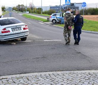 Wypadek w Dzierżoniowie. Pijany zderzył się z ciężarówką i wyrzucił rejestracje