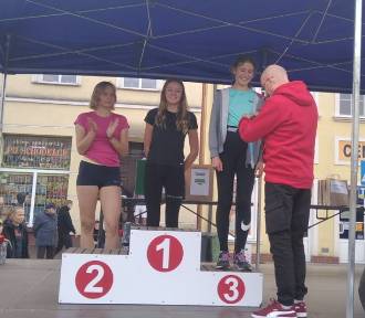 Lekkoatleci na podium w biegu ulicznym w Prabutach i mityngu w województwie lubuskim