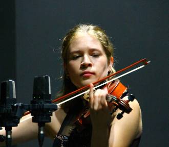 Koncert utalentowanej skrzypaczki Gabrieli Balcerek w Krotoszynie. Tłumy w kinie