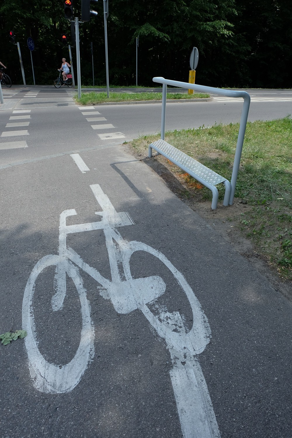 Naruszenie przez kierującego rowerem lub motorowerem zakazu jazdy bez trzymania co najmniej jednej ręki na kierownicy oraz nóg na pedałach lub podnóżkach (50 zł), naruszenie przez kierującego rowerem lub motorowerem zakazu czepiania się pojazdów (100 zł), naruszenie przez kierującego rowerem na przejeździe dla rowerzystów zakazu wjeżdżania bezpośrednio przed jadący pojazd (150 zł)