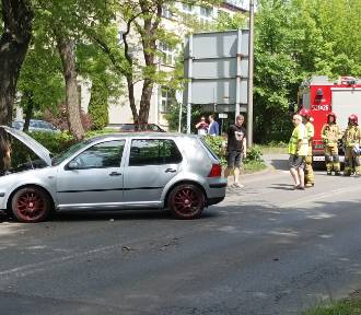 Kolizja na ulicy Mikołowskiej. 18-latek uderzył w drzewo! Na miejscu jest już policja
