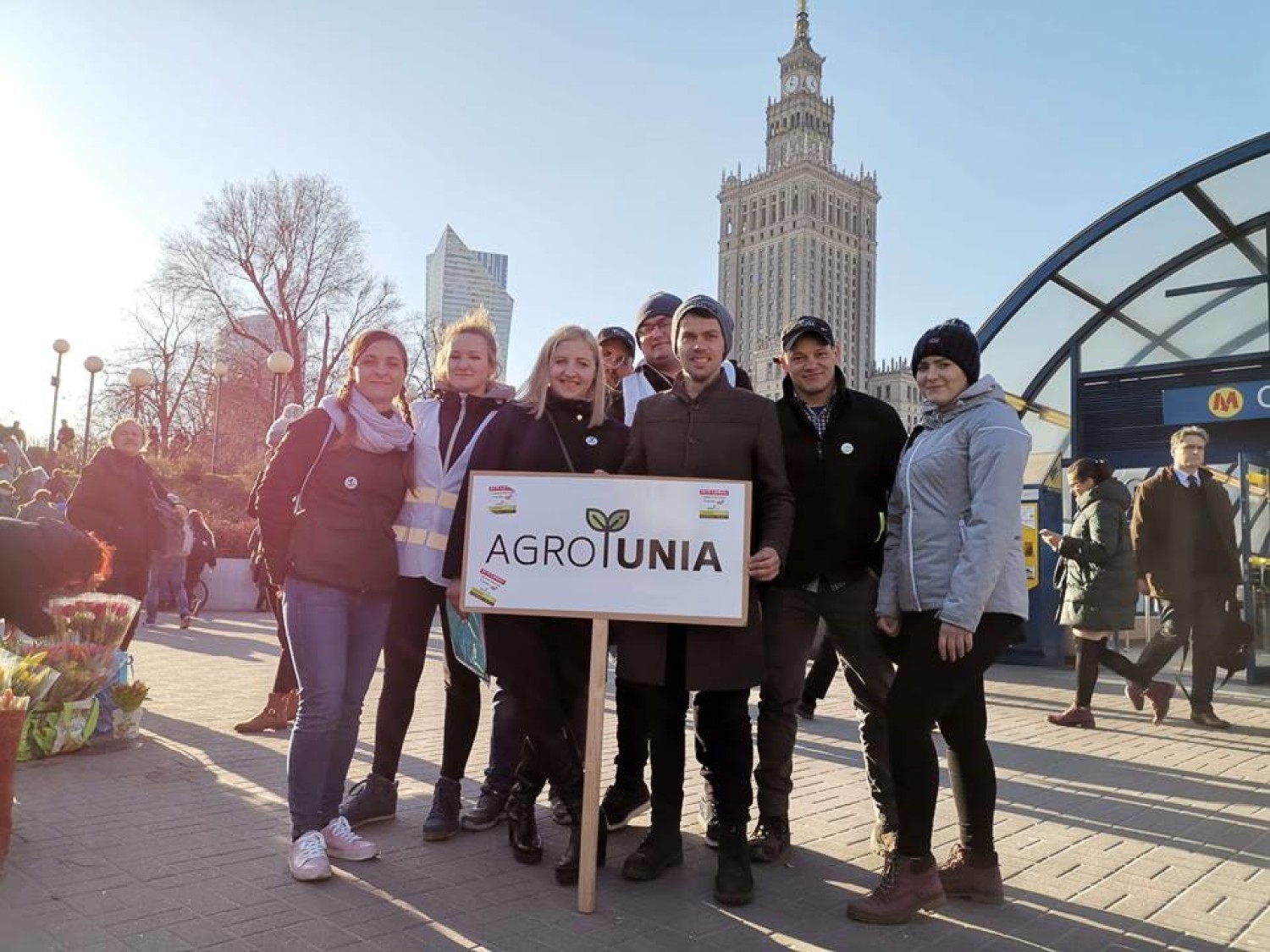 Rolnicy rozdawali w Warszawie jabłka