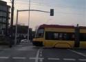 Wypadek w Warszawie. Zderzenie samochodu z tramwajem na skrzyżowaniu Wołoskiej, Racławickiej i Odyńca [ZDJĘCIA]