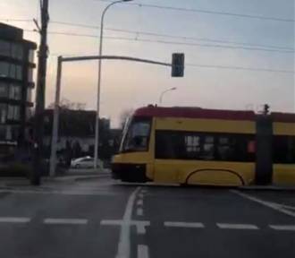 Wypadek w Warszawie. Zderzenie samochodu z tramwajem na skrzyżowaniu Wołoskiej, Racławickiej 