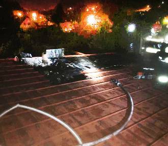 Nocny pożar domu w Muszynie. Strażacy gasili ogień przez dziury wycinane w dachu