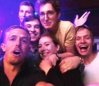 The Walking Parrot zabiera turystów na wycieczki po oryginalnych warszawskich pubach 