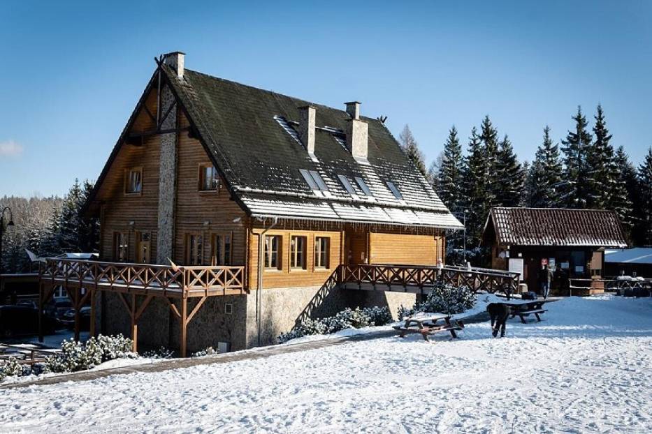Stok narciarski Dzikowiec zaprasza w sezonie zimowym 2023: Zimowe atrakcje. Poznaj trasy i ceny karnetów!