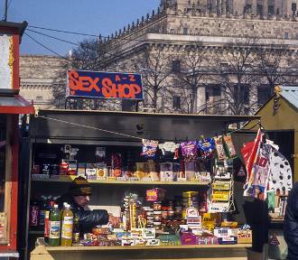 Stare zdjęcia Warszawy. Tak wyglądała stolica w latach 90. Niezwykła wystawa 