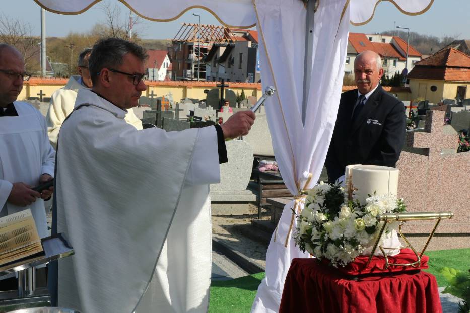 Madonna Niewiniątek stanie na cmentarzu w Trzebnicy