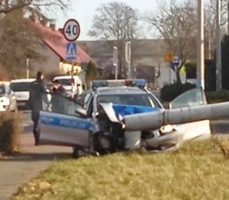 Policjanci rozbili radiowóz pod Poznaniem. "Jechali na pilną interwencję"