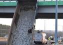 Ciężarówka uderzyła w most na DK86 w Sarnowie. Droga była całkowicie zablokowana!
