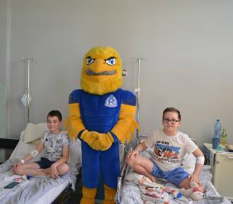 Piłkarze Ruchu,  Adler i wolontariusze Doktor Clown w szpitalu dziecięcym w Chorzowie