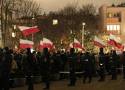 Trwa protest przed siedzibą TVP. Tłumy na Woronicza w Warszawie. "Przynieśli biało-czerwone flagi" 