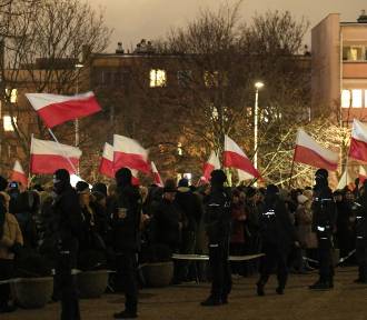 Trwa protest przed siedzibą TVP. Tłumy na Woronicza w Warszawie