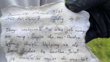 Uczniowie odnaleźli list w butelce po... 17 latach od jego napisania! Teraz szkoła poszukuje nadawców tego wyjątkowego listu