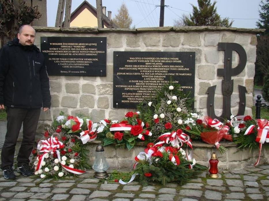 Marcin Dziubek przed pomnikiem w Bielanach