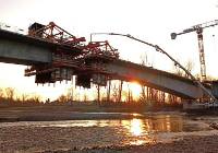 Nowy most nad Sołą w Oświęcimiu prawie łączy brzegi rzeki! Wyjątkowe zdjęcia