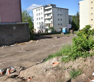 Postęp remontu ulicy Mieszka I w Sławnie. Zmiany też przy blokach. Zdjęcia