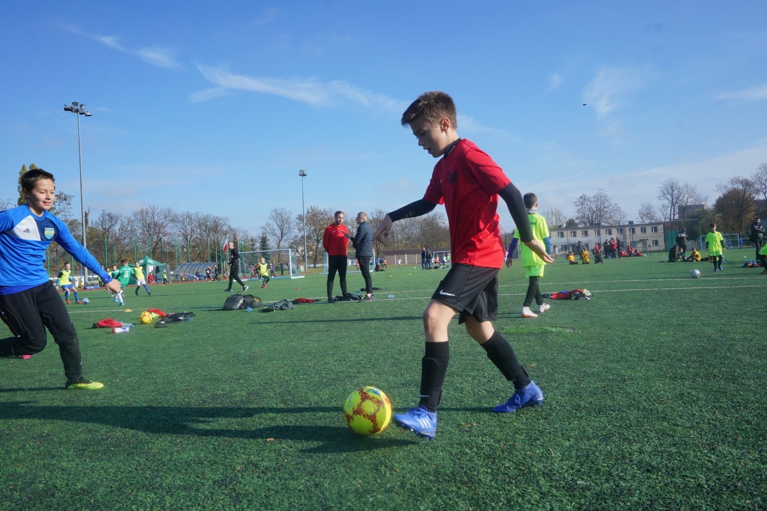 Rozgrywki "Z Podwórka na Stadion o Puchar Tymbarku" to nie tylko rywalizacja, ale też propagowanie piłki nożnej w mniejszych miastach