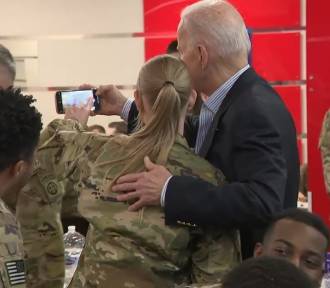 Joe Biden w Polsce. Prezydent USA odwiedził żołnierzy. Jedli pizzę, robili selfie