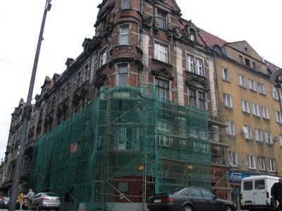 Fasady wielu budynków stojących w ścisłym centrum miasta są w złym stanie