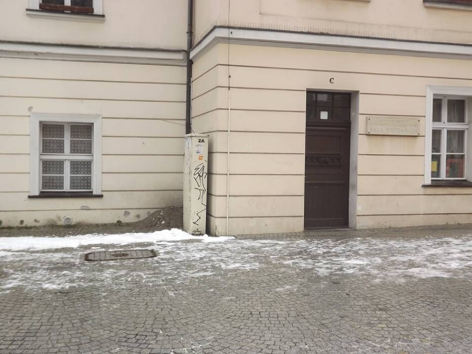 było wejście do piwnicy winiarni