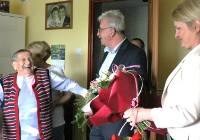 Natalia Zacłona z Ryczówka obchodzi 103. urodziny. Ma obok siebie kochającą rodzinę