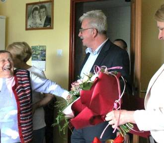 Natalia Zacłona z Ryczówka obchodzi 103. urodziny. Ma obok siebie kochającą rodzinę