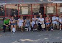 Oto mieszkańcy Grudziądza, przyłapani przez Google Street View na przystankach MZK