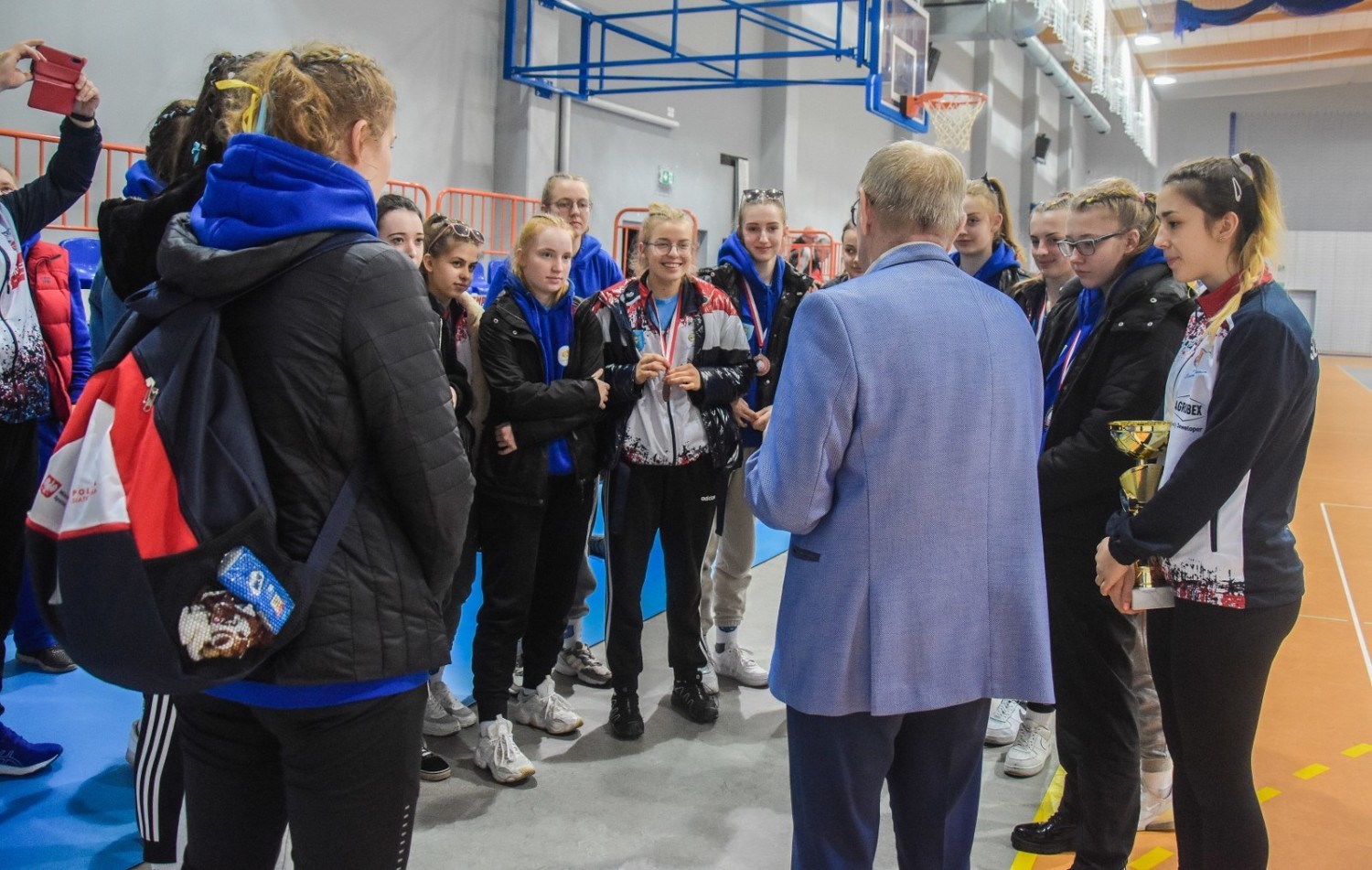 Brązowe medalistki Mistrzostw Wielkopolski kadetek wraz z prezesem "Szamotulanina", Wiesławem Małyszką