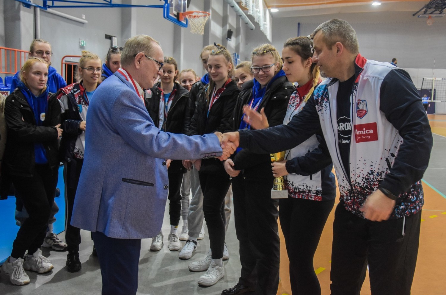 Brązowe medalistki Mistrzostw Wielkopolski kadetek wraz z prezesem "Szamotulanina", Wiesławem Małyszką