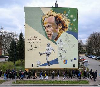 Upamiętnienie legendy polskiego futbolu: Odsłonięcie muralu Grzegorza Laty w Mielcu