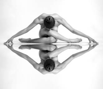Reflections, czyli odbicia kobiecych ciał. Niezwykły kalendarz opolskiego fotografika