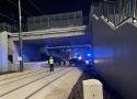 Wypadek na warszawskiej Woli. Samochód spadł z wiaduktu do tunelu nowej linii tramwajowej. Kierowca uciekł