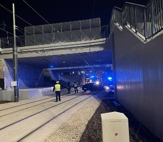 Auto spadło z wiaduktu do tunelu nowej linii tramwajowej. Kierowca uciekł