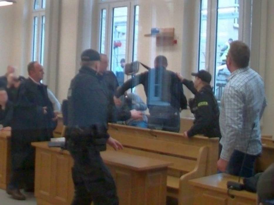 Kibice pobili się na sali sądowej przed tygodniem.
