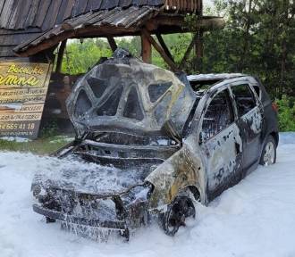 Pożar samochoduna Jamnej koło Bacówki, drugie auto uległo nadpaleniu. Zdjęcia