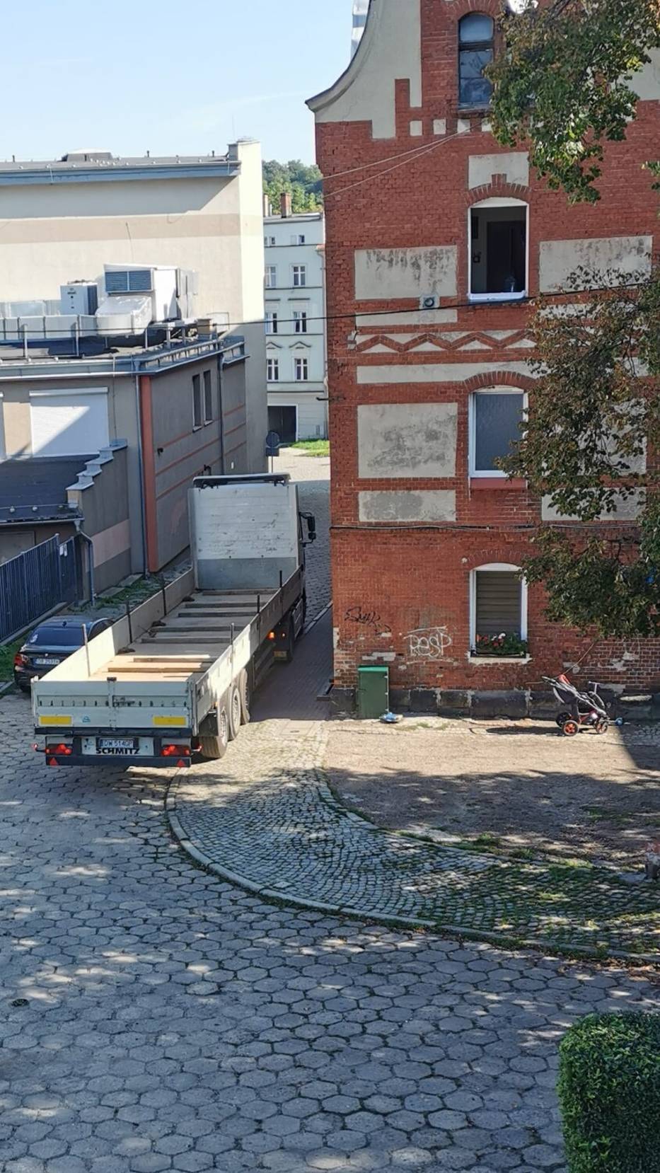 Mieszkańcy ul. Traugutta w Wałbrzychu: Nie chcemy, by naszą ulicę i chodnik rozjeżdżały ciężarówki z budowy FOTO, FILM