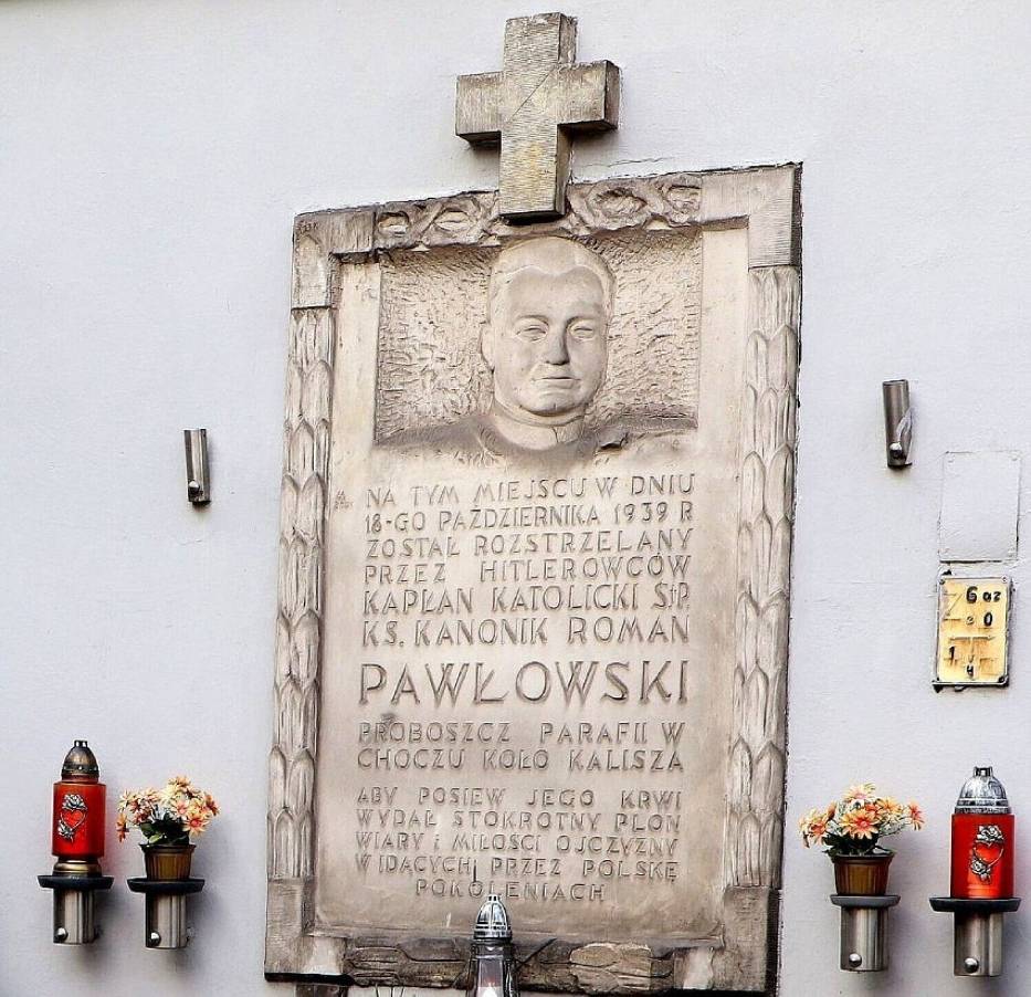 18 października 1939 roku o godzinie 10.30 na placu Świętego Józefa w Kaliszu hitlerowcy rozstrzelali ks. Romana Pawłowskiego, proboszcza parafii w Choczu