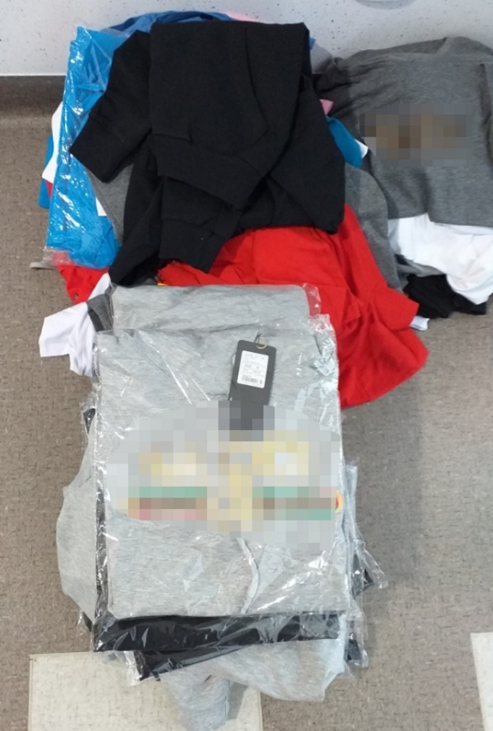 Policja w Kaliszu zatrzymała trzy osoby handlujące podrabianą odzieżą