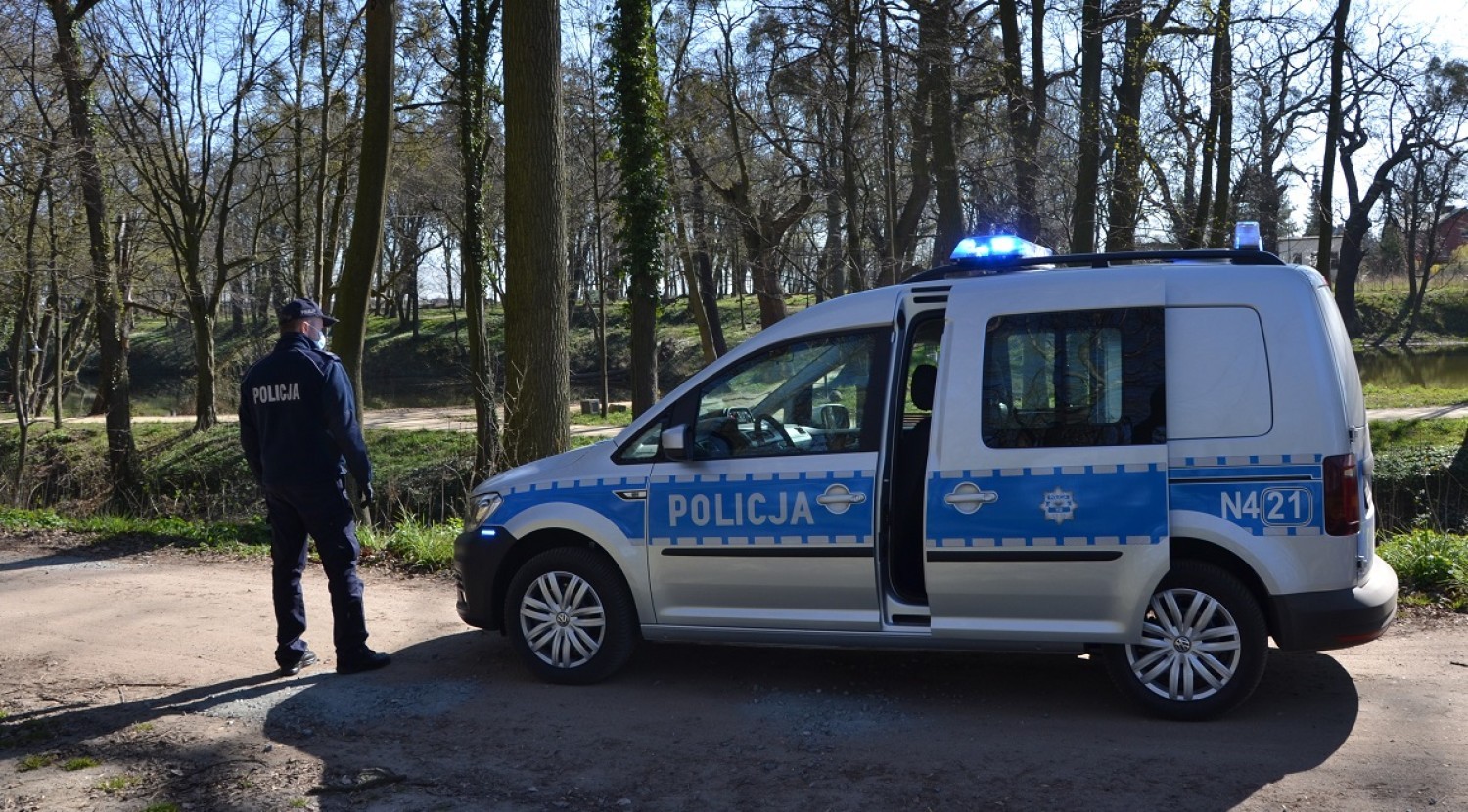 Przed nami weekend. Koronawirus jest nadal groźny – przypominają policjanci