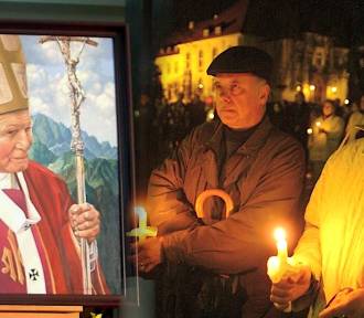 2 kwietnia 2005 roku zmarł Jan Paweł II. Tak żegnali papieża mieszkańcy Bydgoszczy 
