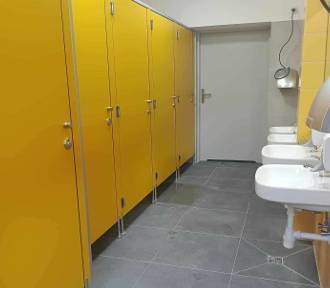 Trzy wyremontowane, kolorowe łazienki w Szkole Podstawowej nr 22