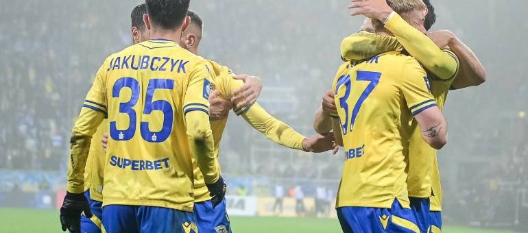 Arka Gdynia - Raków Częstochowa NA ŻYWO 30.11.2025 r. Gdzie oglądać transmisję w TV i stream? Wynik meczu, online, relacja