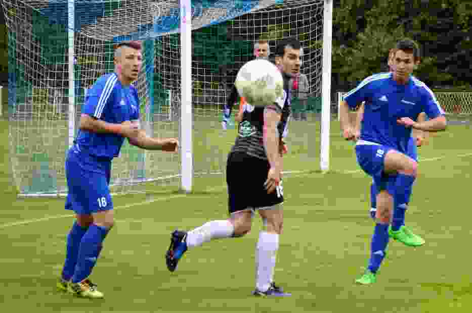 Wojciech Góral (z lewej) zakończył przygodę z futbolem, więc grający trener Kamil Żmuda musiał się przekwalifikować na stopera