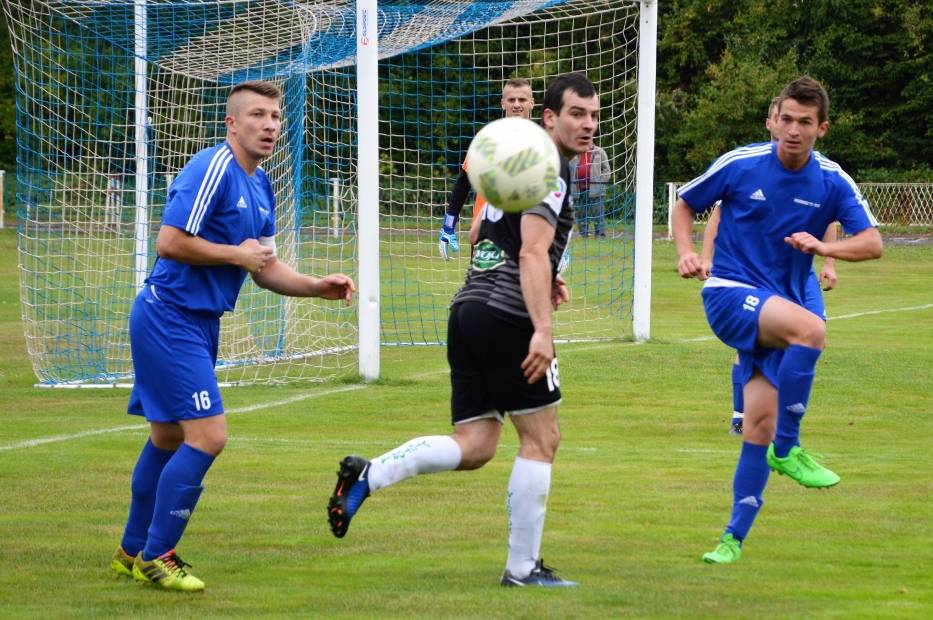 Wojciech Góral (z lewej) zakończył przygodę z futbolem, więc grający trener Kamil Żmuda musiał się przekwalifikować na stopera