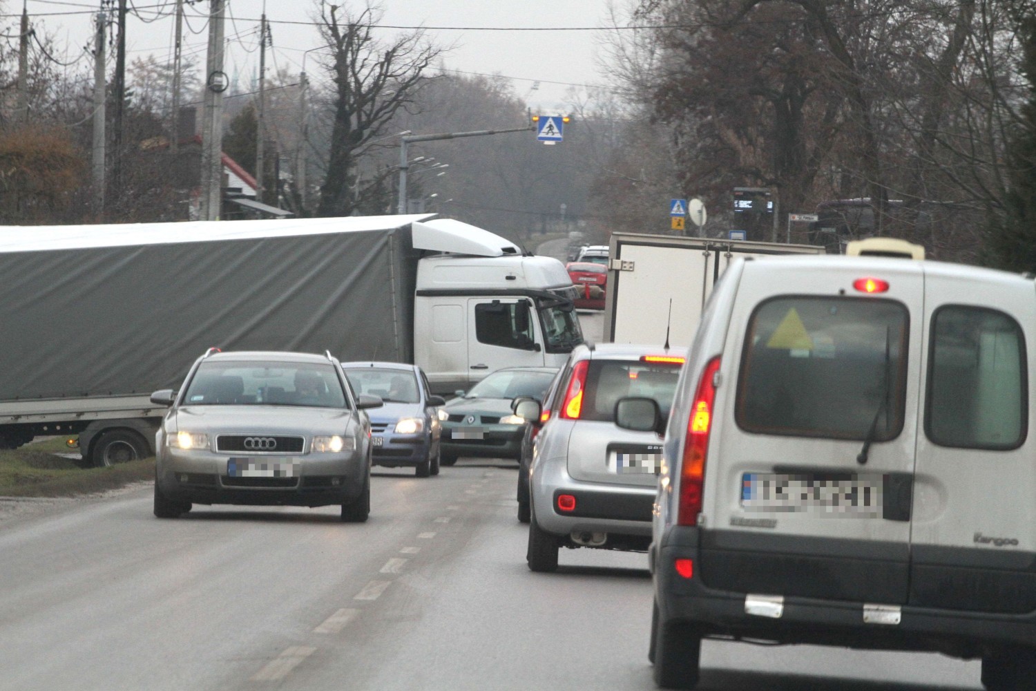 Na ulicy Ściegiennego w Kielcach cofająca ciężarówka wpadła do rowu