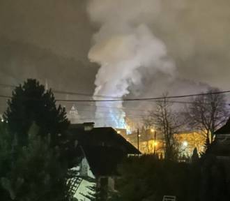 Wieczorny pożar domu w Szczyrku. Ogień objął dach budynku, w środku były cztery osoby