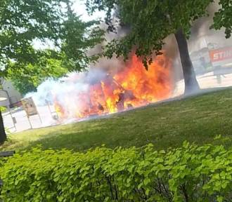 Na głównej ulicy w Kluczach stanął w ogniu bus osobowy. Pojazd spłonął doszczętnie