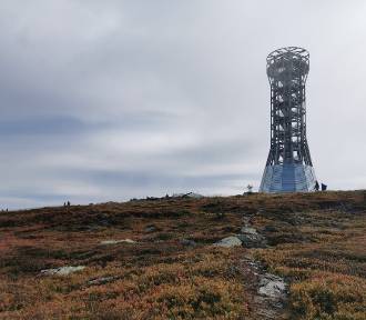 Kontrowersyjna wieża na szczycie Śnieżnika już stoi. Widoki z jej szczytu zachwycają